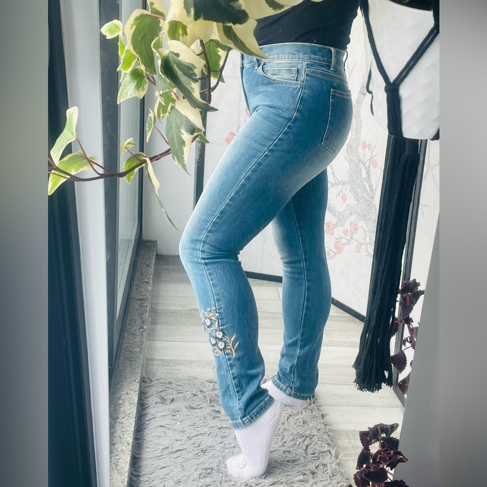 J.McLaughlin Jeans Floral Embroidery Hip Ankle Tappered Mid Rise Figurefit Blue